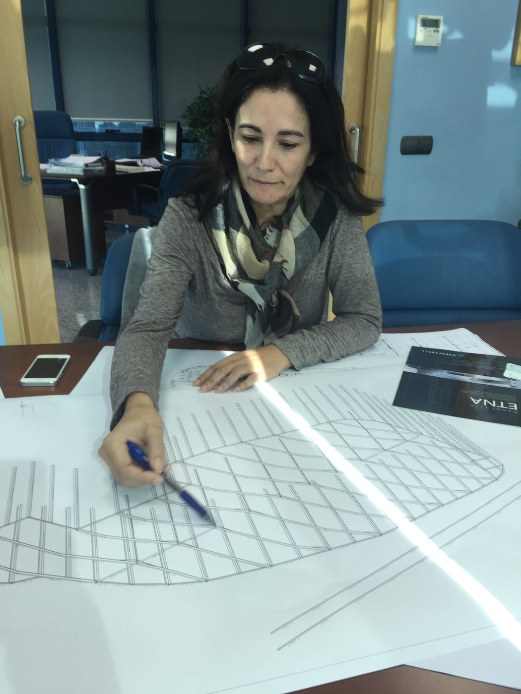 Equipo de Calero & Cuevas revisando un plano estructural