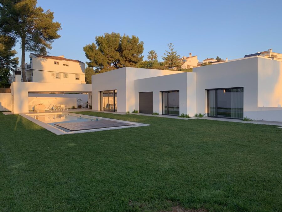 Vivienda unifamiliar aislada en Mijas — fachada, jardín y piscina al atardecer